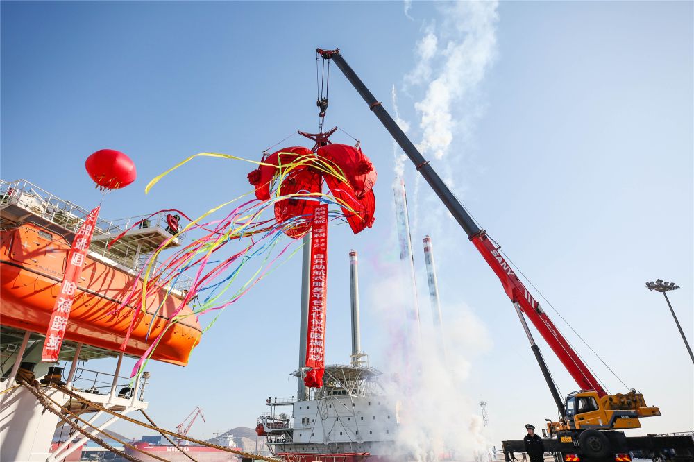 渤船重工建造的華科1號、2號自升助航式作業(yè)平臺命名交工