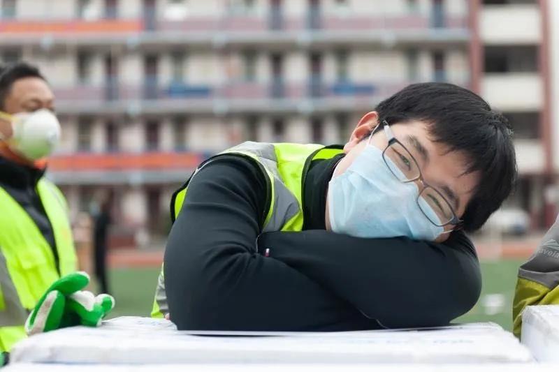 志愿者賈威：“累了，趴下歇會(huì)兒”