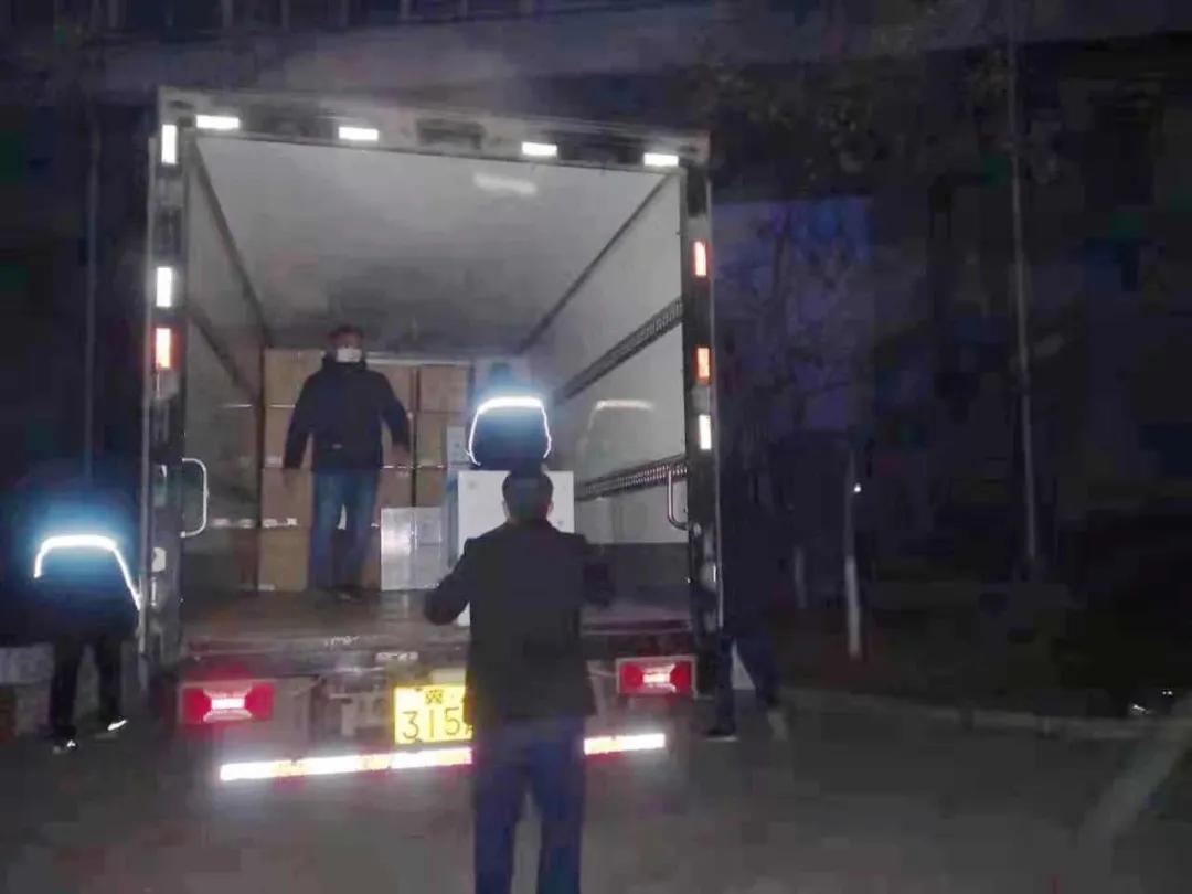 這樣深夜連續(xù)作業(yè)，已堅持了多日